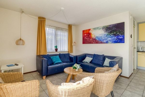 Woonkamer - Huis in Breskens bij het Strand in Breskens (2)