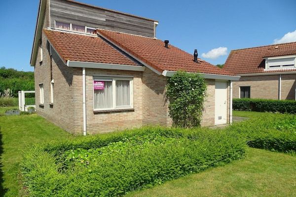 Buitenkant - Bungalow in Breskens bij Strand en Vuurtoren in Breskens (1)