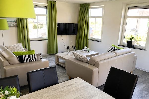 Woonkamer - Huisdiervriendelijk verblijf met tuin in Breskens (2)