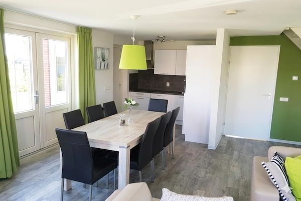 Eetkamer - Huisdiervriendelijk verblijf met tuin in Breskens (3)