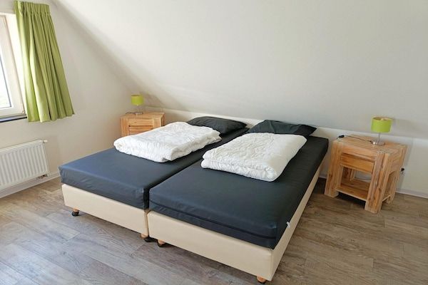 Slaapkamer - Huisdiervriendelijk verblijf met tuin in Breskens (4)