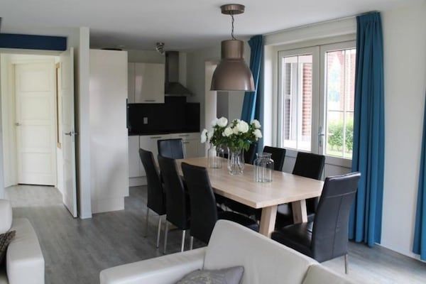 Eetkamer - Luxe woning in Zeeland met infraroodsauna in Breskens (3)