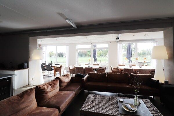 Woonkamer - Villa bij vliegveld Teuge en Paleis 't Loo in Teuge (3)