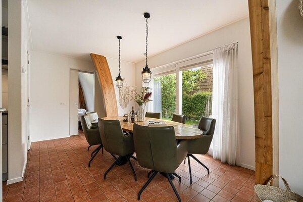 Eetkamer - Kustvilla met jacuzzi in Groote Keeten (3)