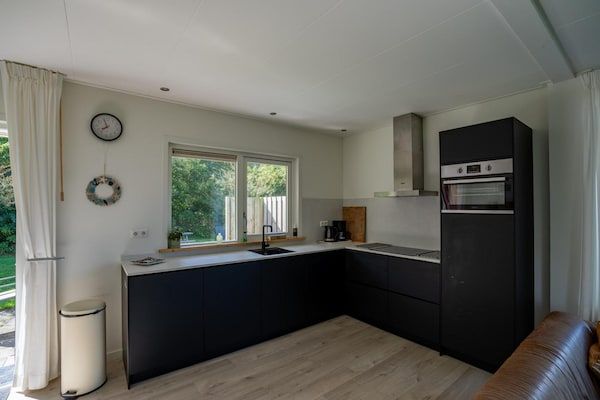 Keuken - Vakantiehuis in Petten met tuin in Petten (3)