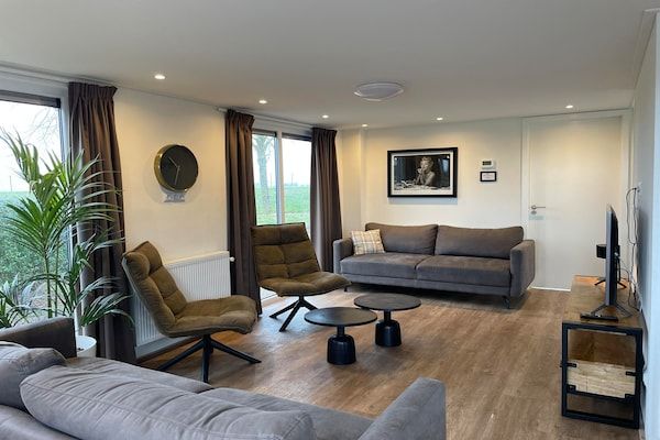 Woonkamer - Villa met 5 slaapkamers en 2 badkamers in West-Graftdijk (2)