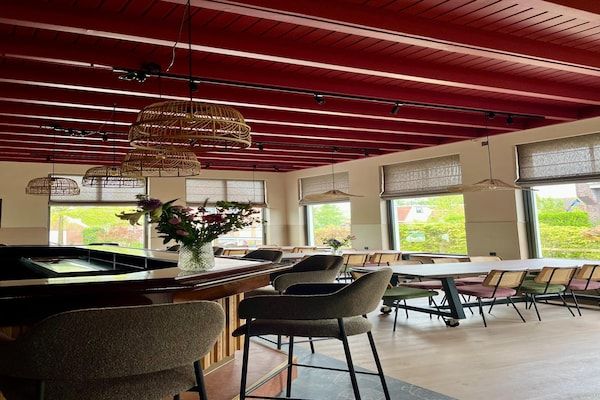 Eetkamer - Luxe groepsretraite in de natuur in Scherpenzeel (FR) (5)