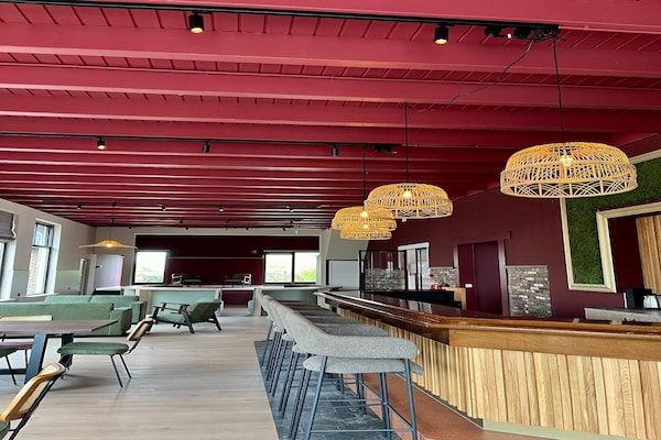 Woonkamer - Luxe groepsretraite in de natuur in Scherpenzeel (FR) (4)