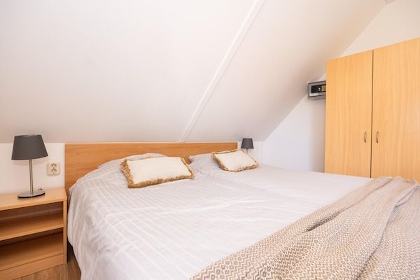 Slaapkamer - Villa in Andijk met tuin op het zuiden in Andijk (5)