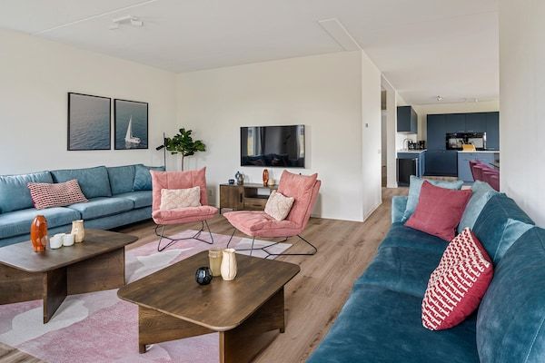 Woonkamer - Villa aan het IJsselmeer met eigen steiger in PS Opperdoes (2)