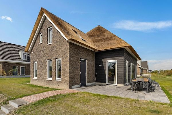 Buitenkant - Villa aan het IJsselmeer met eigen steiger in PS Opperdoes (1)
