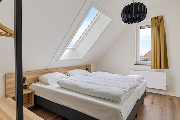Slaapkamer - Villa aan het IJsselmeer met eigen steiger in PS Opperdoes (5)