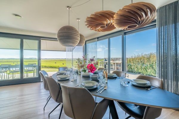 Eetkamer - Moderne, luxe en duurzame natuurvilla in De Waal (4)