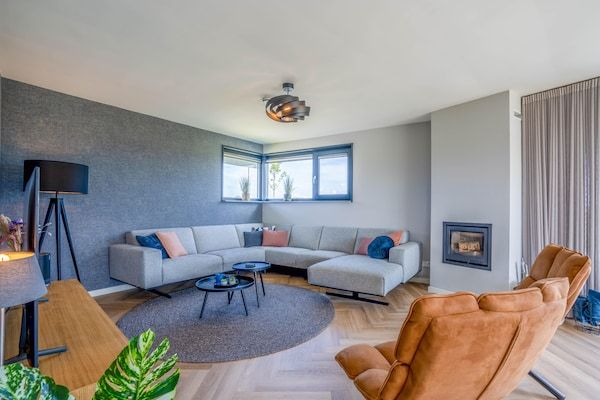 Woonkamer - Moderne, luxe en duurzame natuurvilla in De Waal (3)