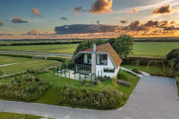 Buitenkant - Moderne, luxe duurzame natuurvilla met hottub en Texels uitzicht in De Waal (1)