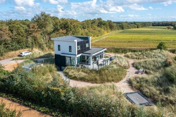 Buitenkant - Heerlijk 8- persoons landhuis tussen de duinpannetjes in Den Burg (1)