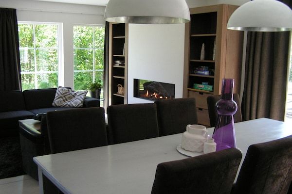 Eetkamer - Ruime 10-persoonsvilla op rustig vakantiepark in Baarle-nassau (3)