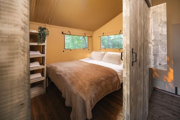 Slaapkamer - Luxe safaritent met extra groot terras in Zuna (4)