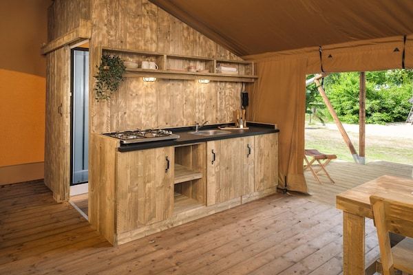 Keuken - Luxe safaritent met extra groot terras in Zuna (5)