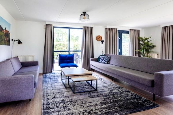 Woonkamer - Rustige bosvakantie voor gezinnen in Ewijk (3)