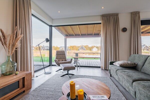 Woonkamer - Fantastische villa gelegen aan een meer in Sint Nicolaasga (3)