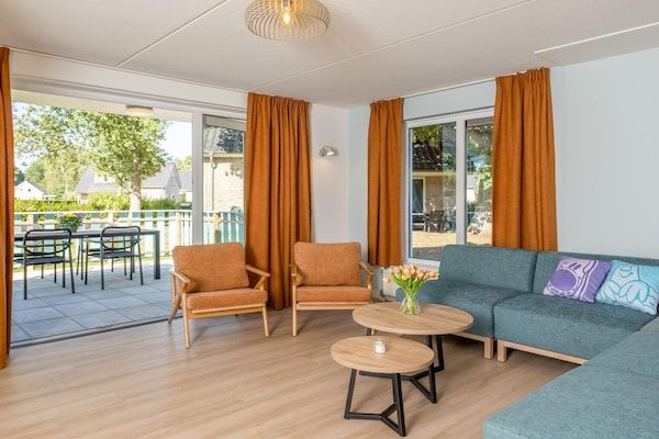 Woonkamer - Familievilla in Hoogerheide met gedeeld zwembad in Hoogerheide (2)