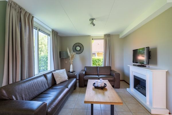 Woonkamer - Vrijstaande vakantiewoning voor 8 personen met twee badkamers in Andijk (1)