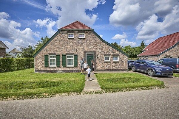 Buitenkant - Boerderij in Limburg bij Subtropisch Zwembad in Roggel (1)