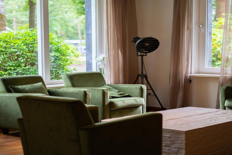 De woonkamer van Vakantiepark De Rimboe & De Woeste Hoogte 2 in Hoenderloo