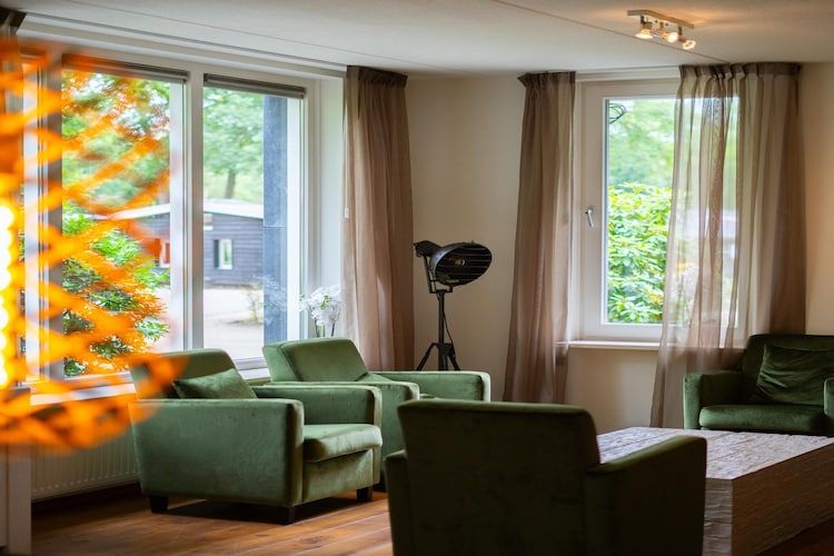 De woonkamer van Vakantiepark De Rimboe & De Woeste Hoogte 2 in Hoenderloo