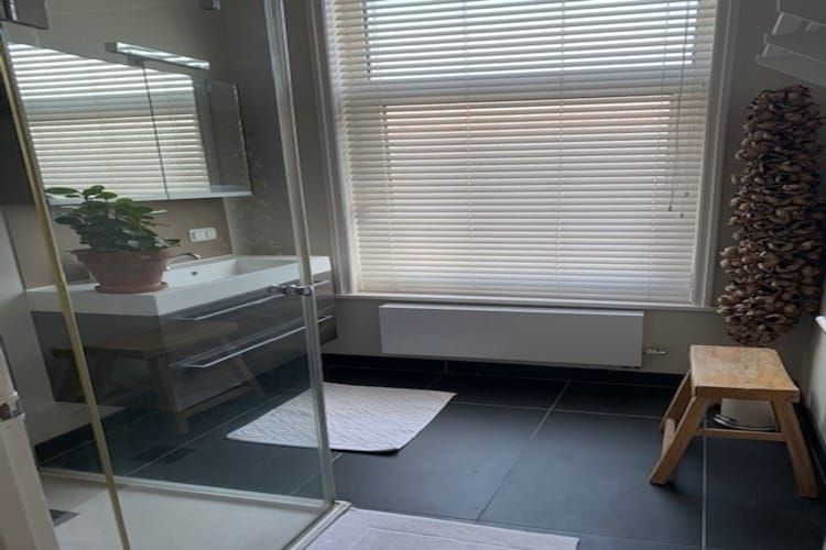 De badkamer van Huize Columbus in Den Haag