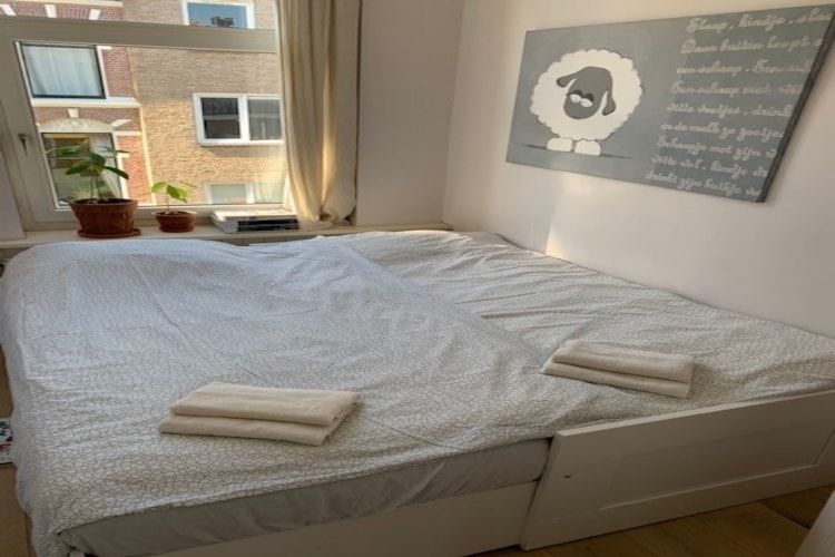 Een slaapkamer van Huize Columbus in Den Haag