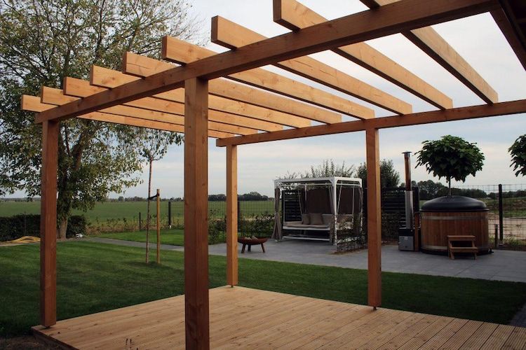 Het terras van Villa Grenszicht in Megchelen