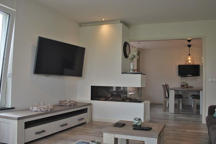 De woonkamer van Villa Grenszicht in Megchelen