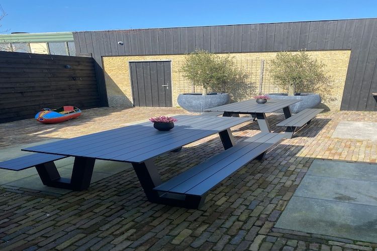 Het terras van 'Herberg De Waard van Ternaard' in Ternaard