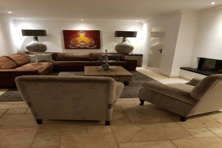 De woonkamer van Villa Bosrijk in Zeewolde