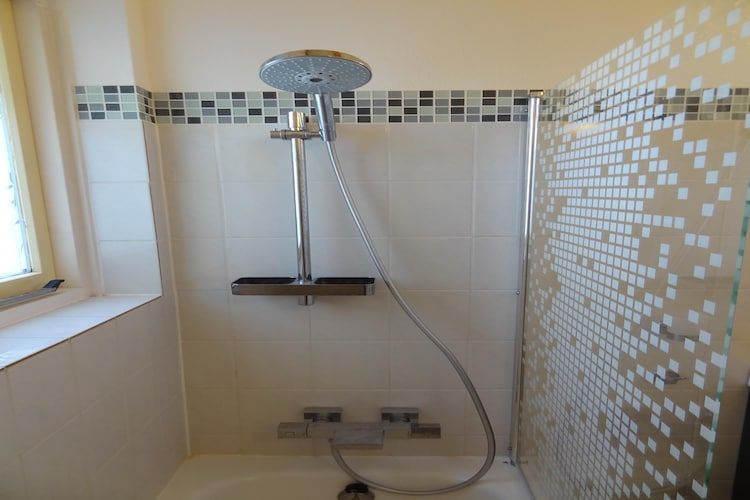 De badkamer van Villapark De Oesterbaai 92 in Wemeldinge